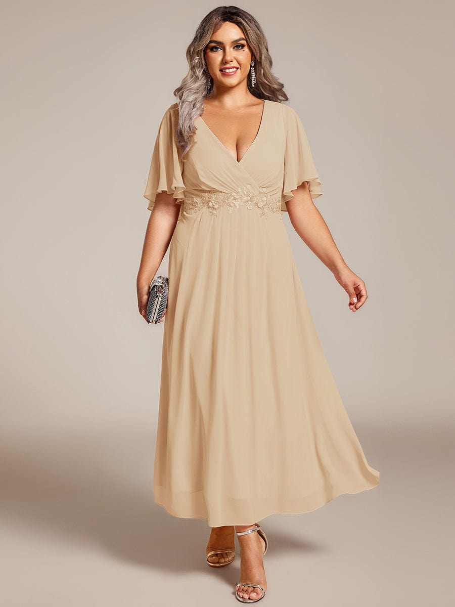 pretty DAHLIA|Plus Size V-Neck Chiffon Midi Wedding Guest Dress with Waist Applique(Final Sale)