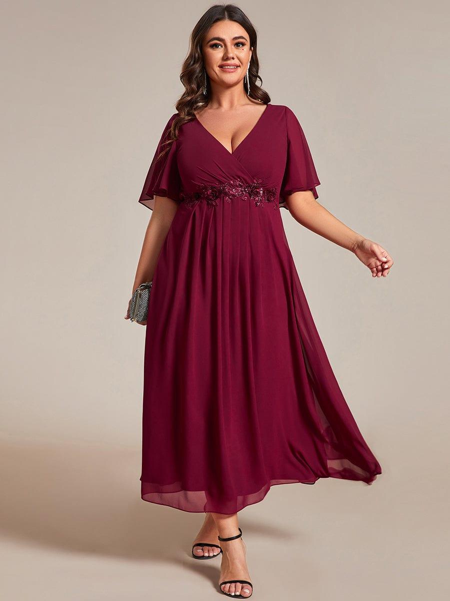 pretty DAHLIA|Plus Size V-Neck Chiffon Midi Wedding Guest Dress with Waist Applique(Final Sale)