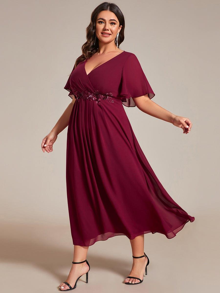 pretty DAHLIA|Plus Size V-Neck Chiffon Midi Wedding Guest Dress with Waist Applique(Final Sale)