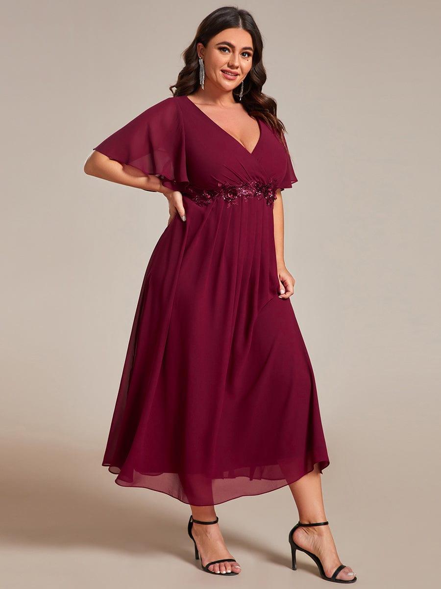 pretty DAHLIA|Plus Size V-Neck Chiffon Midi Wedding Guest Dress with Waist Applique(Final Sale)