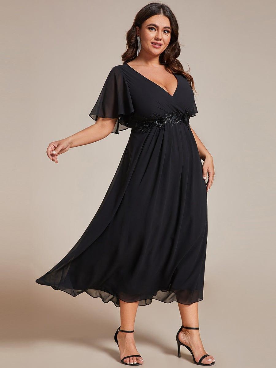 pretty DAHLIA|Plus Size V-Neck Chiffon Midi Wedding Guest Dress with Waist Applique(Final Sale)