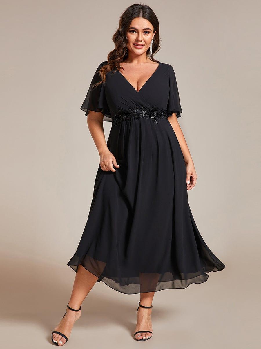 pretty DAHLIA|Plus Size V-Neck Chiffon Midi Wedding Guest Dress with Waist Applique(Final Sale)