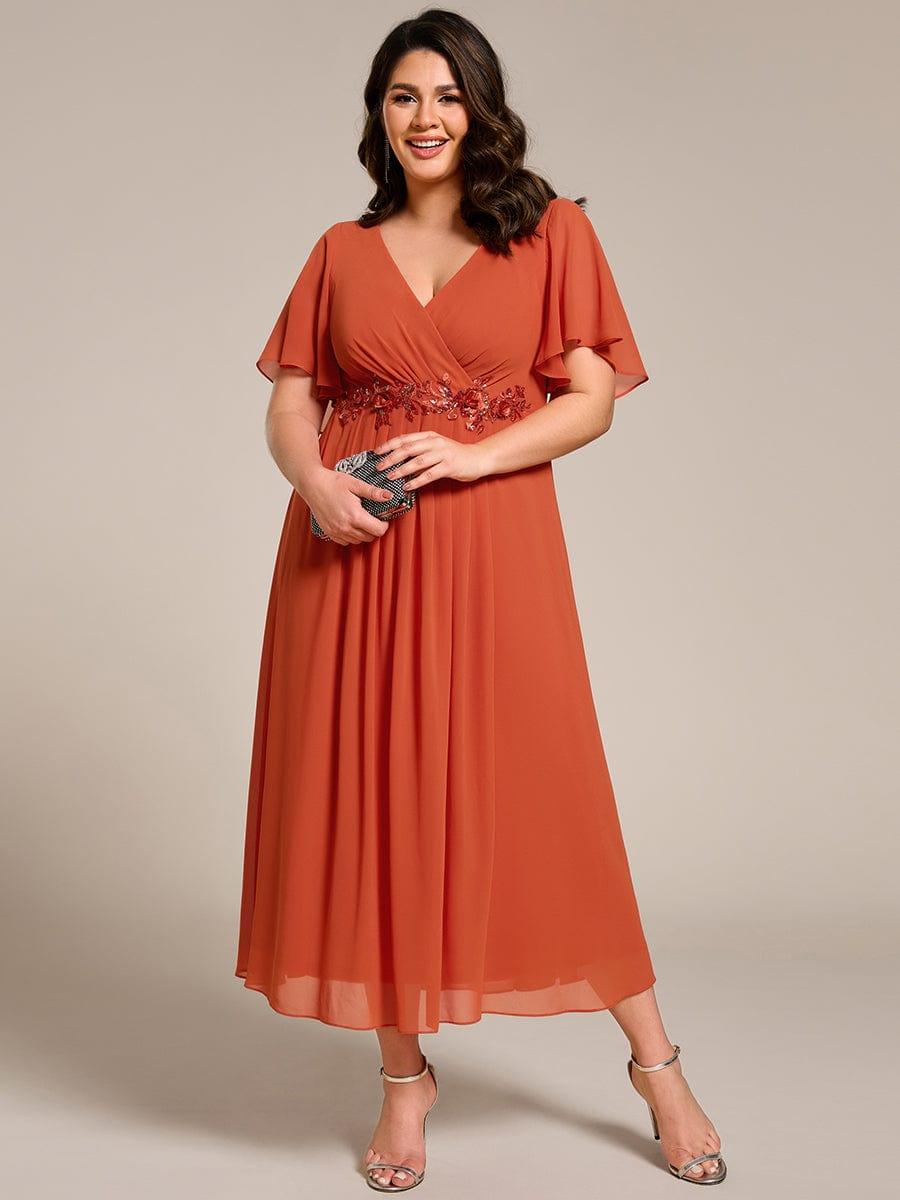 pretty DAHLIA|Plus Size V-Neck Chiffon Midi Wedding Guest Dress with Waist Applique(Final Sale)