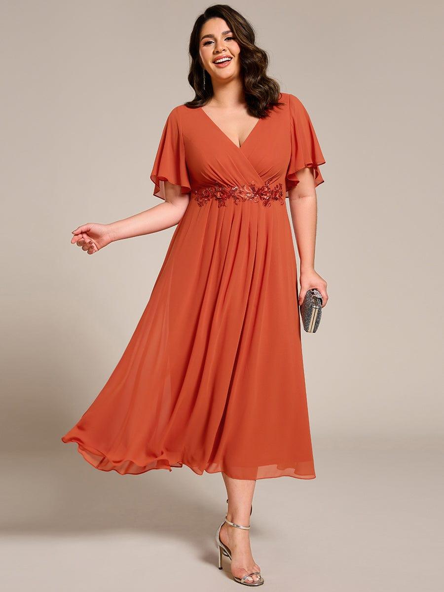 pretty DAHLIA|Plus Size V-Neck Chiffon Midi Wedding Guest Dress with Waist Applique(Final Sale)