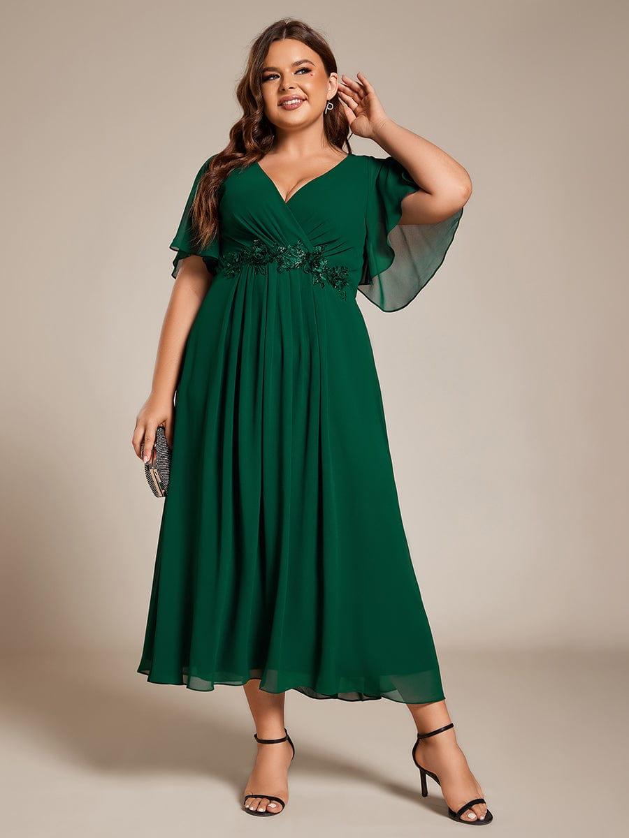pretty DAHLIA|Plus Size V-Neck Chiffon Midi Wedding Guest Dress with Waist Applique(Final Sale)
