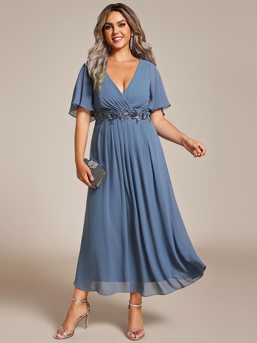 pretty DAHLIA|Plus Size V-Neck Chiffon Midi Wedding Guest Dress with Waist Applique(Final Sale)