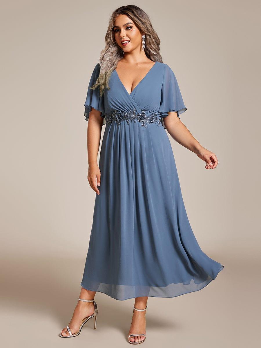 pretty DAHLIA|Plus Size V-Neck Chiffon Midi Wedding Guest Dress with Waist Applique(Final Sale)