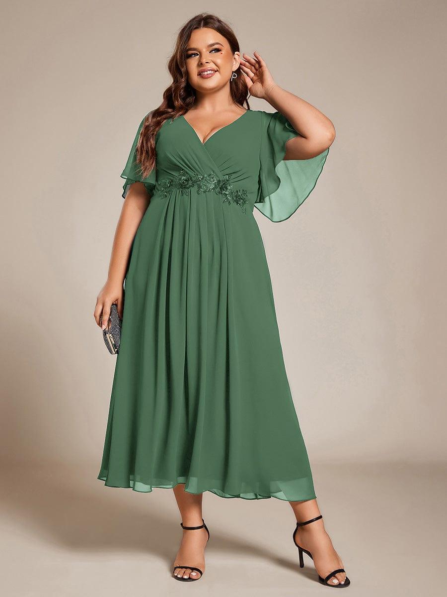 pretty DAHLIA|Plus Size V-Neck Chiffon Midi Wedding Guest Dress with Waist Applique(Final Sale)
