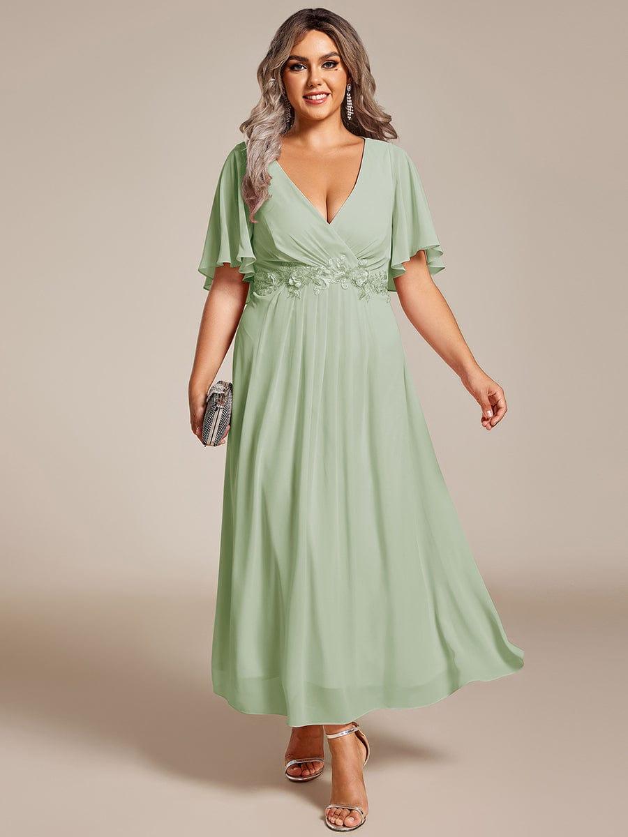 pretty DAHLIA|Plus Size V-Neck Chiffon Midi Wedding Guest Dress with Waist Applique(Final Sale)
