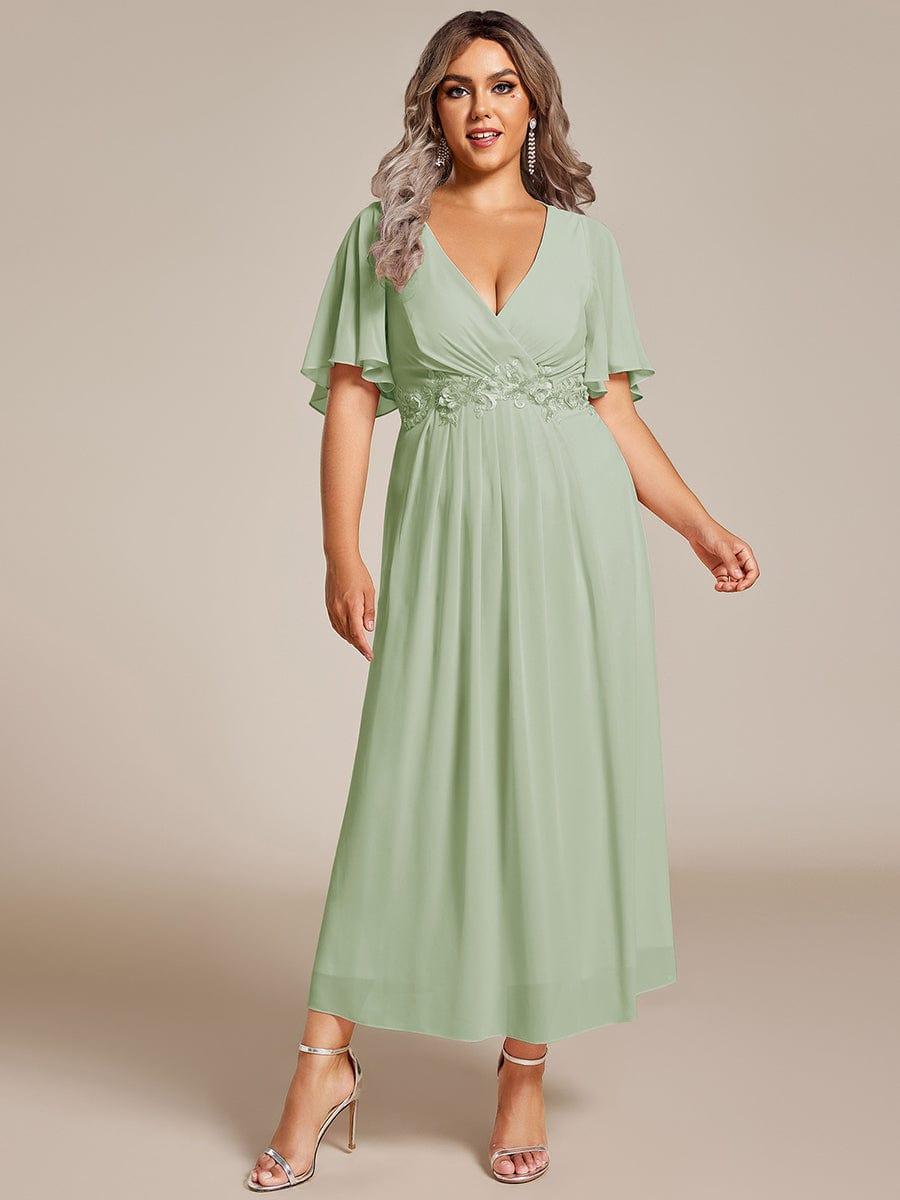 pretty DAHLIA|Plus Size V-Neck Chiffon Midi Wedding Guest Dress with Waist Applique(Final Sale)