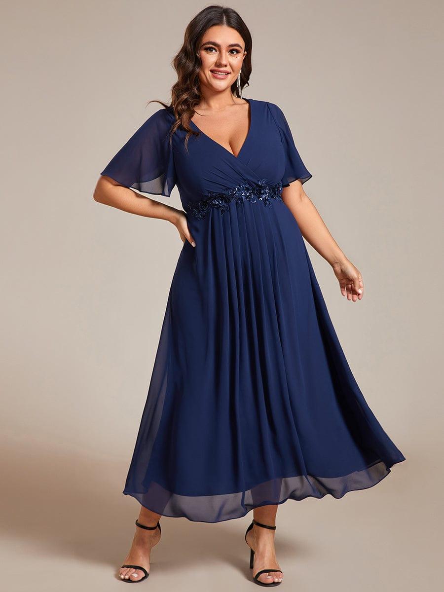 pretty DAHLIA|Plus Size V-Neck Chiffon Midi Wedding Guest Dress with Waist Applique(Final Sale)