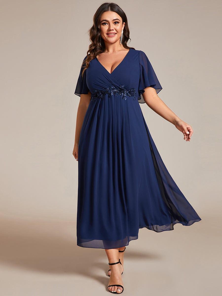 pretty DAHLIA|Plus Size V-Neck Chiffon Midi Wedding Guest Dress with Waist Applique(Final Sale)