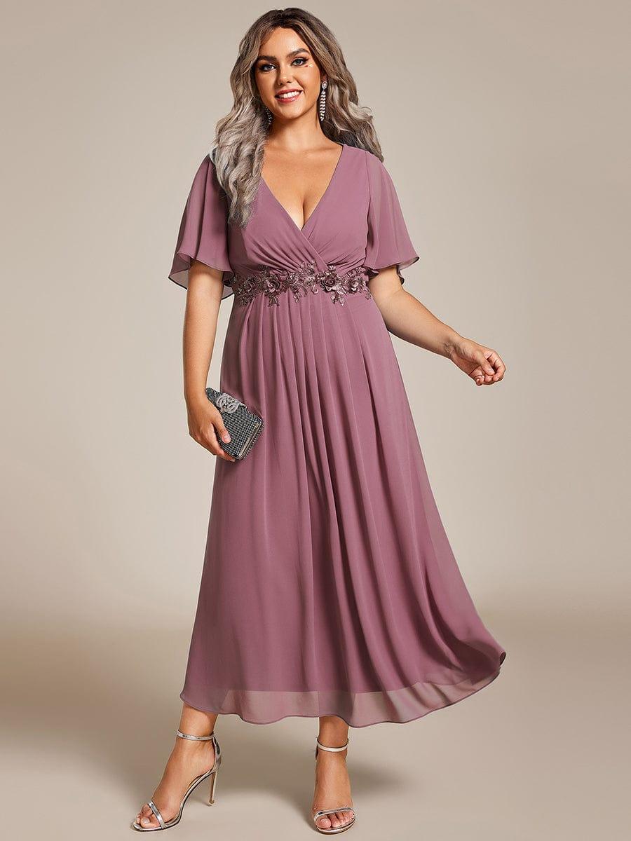 pretty DAHLIA|Plus Size V-Neck Chiffon Midi Wedding Guest Dress with Waist Applique(Final Sale)