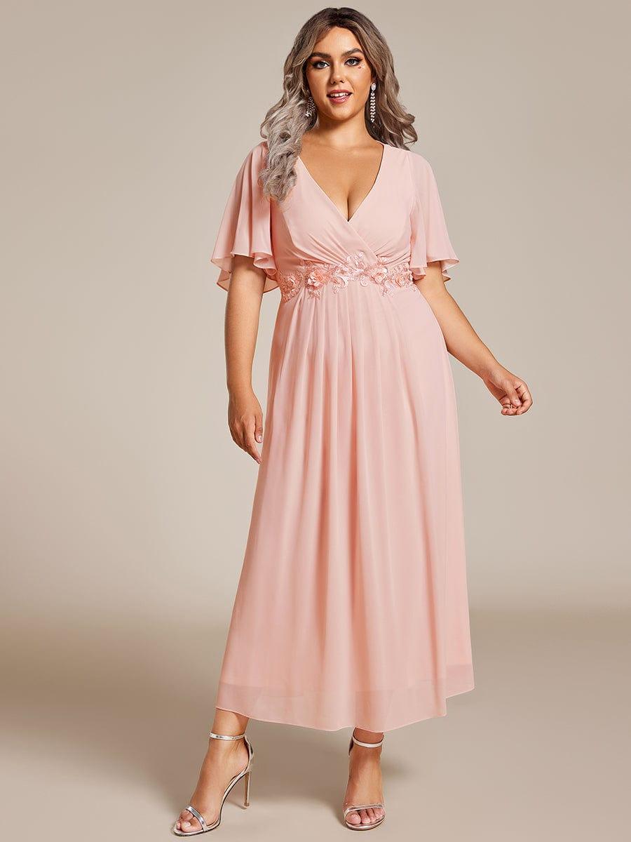 pretty DAHLIA|Plus Size V-Neck Chiffon Midi Wedding Guest Dress with Waist Applique(Final Sale)
