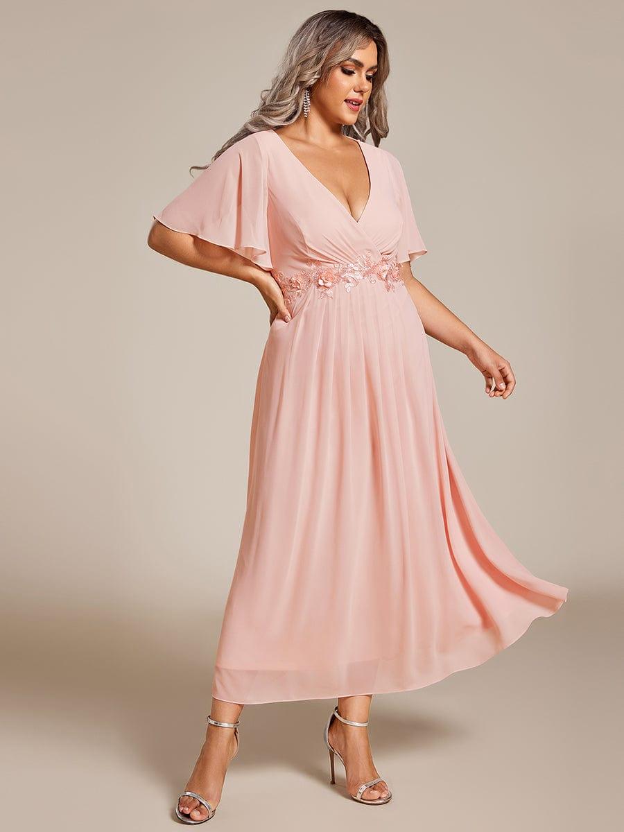pretty DAHLIA|Plus Size V-Neck Chiffon Midi Wedding Guest Dress with Waist Applique(Final Sale)