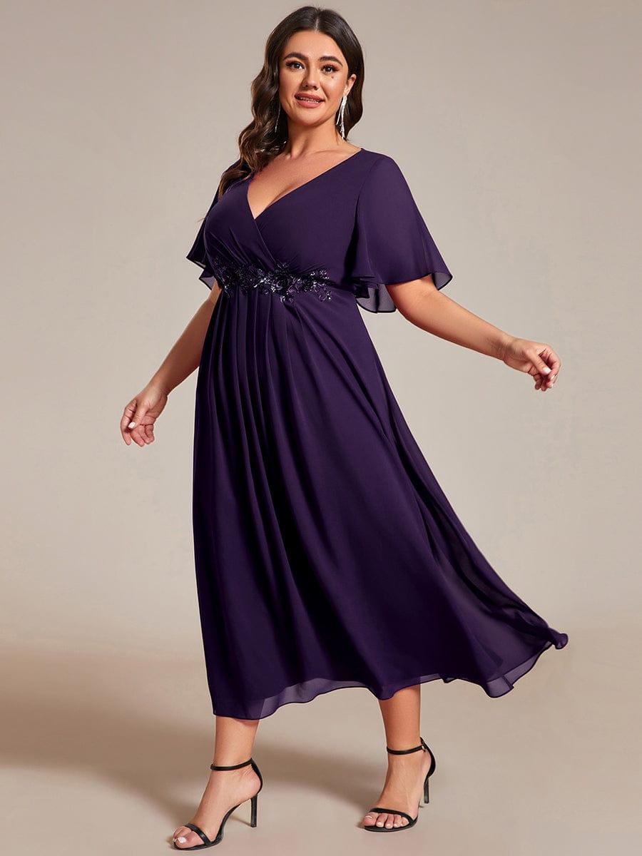pretty DAHLIA|Plus Size V-Neck Chiffon Midi Wedding Guest Dress with Waist Applique(Final Sale)