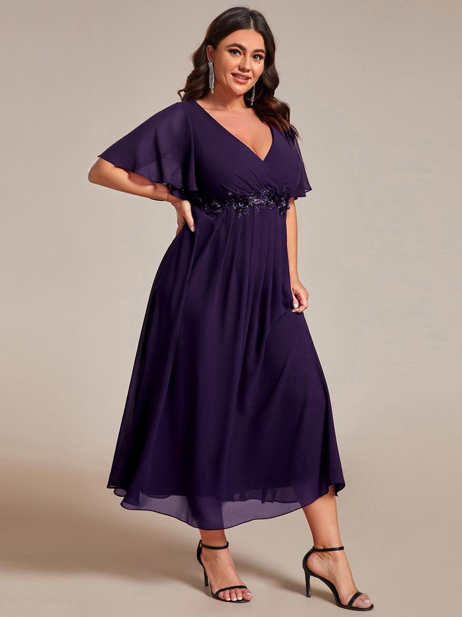 pretty DAHLIA|Plus Size V-Neck Chiffon Midi Wedding Guest Dress with Waist Applique(Final Sale)