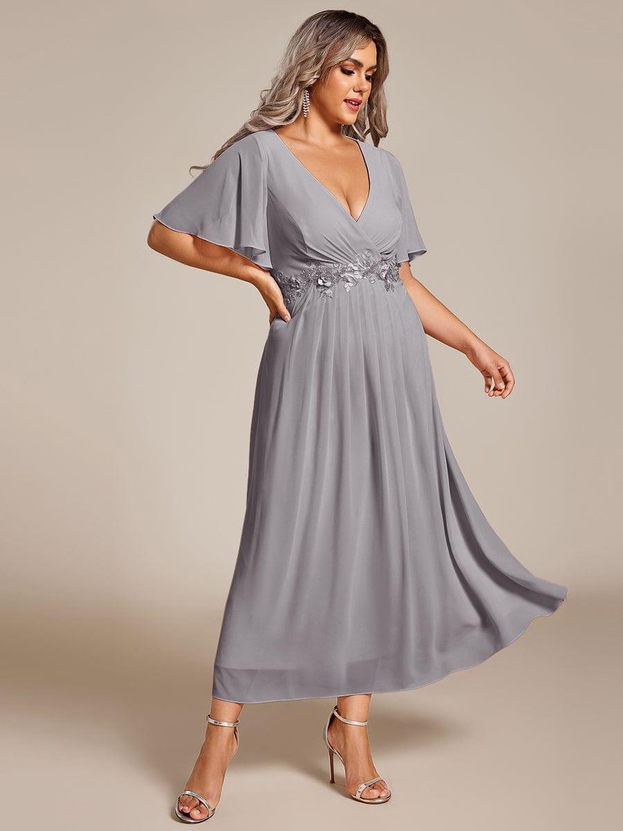pretty DAHLIA|Plus Size V-Neck Chiffon Midi Wedding Guest Dress with Waist Applique(Final Sale)