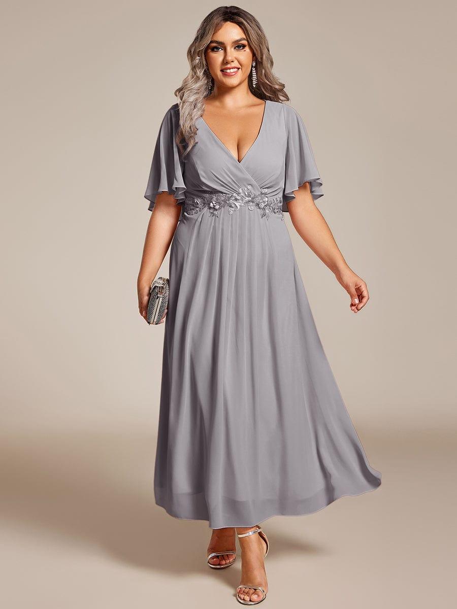 pretty DAHLIA|Plus Size V-Neck Chiffon Midi Wedding Guest Dress with Waist Applique(Final Sale)
